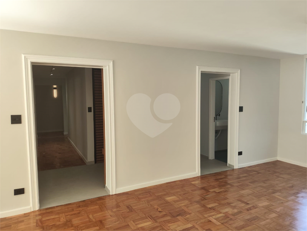 Amplo Apartamento Reformado no Coração dos Jardins.