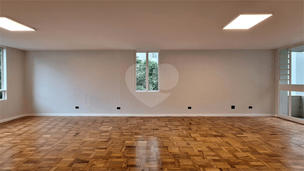 Amplo Apartamento Reformado no Coração dos Jardins.