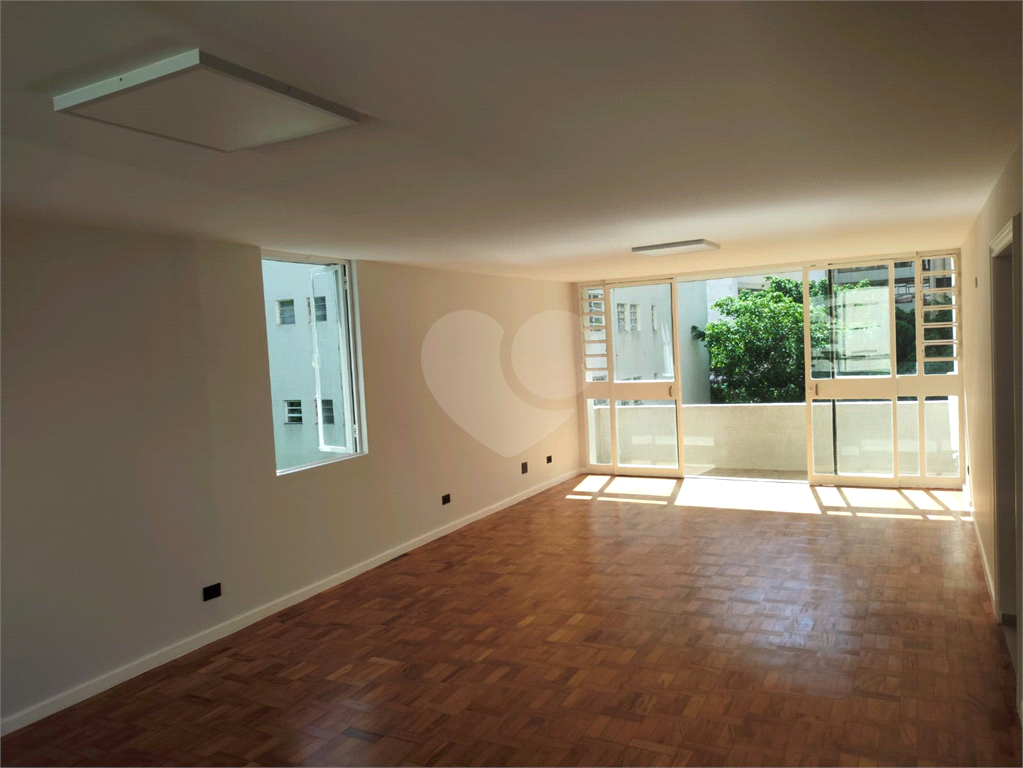 Amplo Apartamento Reformado no Coração dos Jardins.