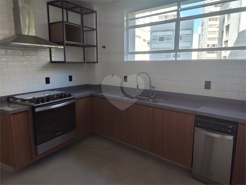 Amplo Apartamento Reformado no Coração dos Jardins.