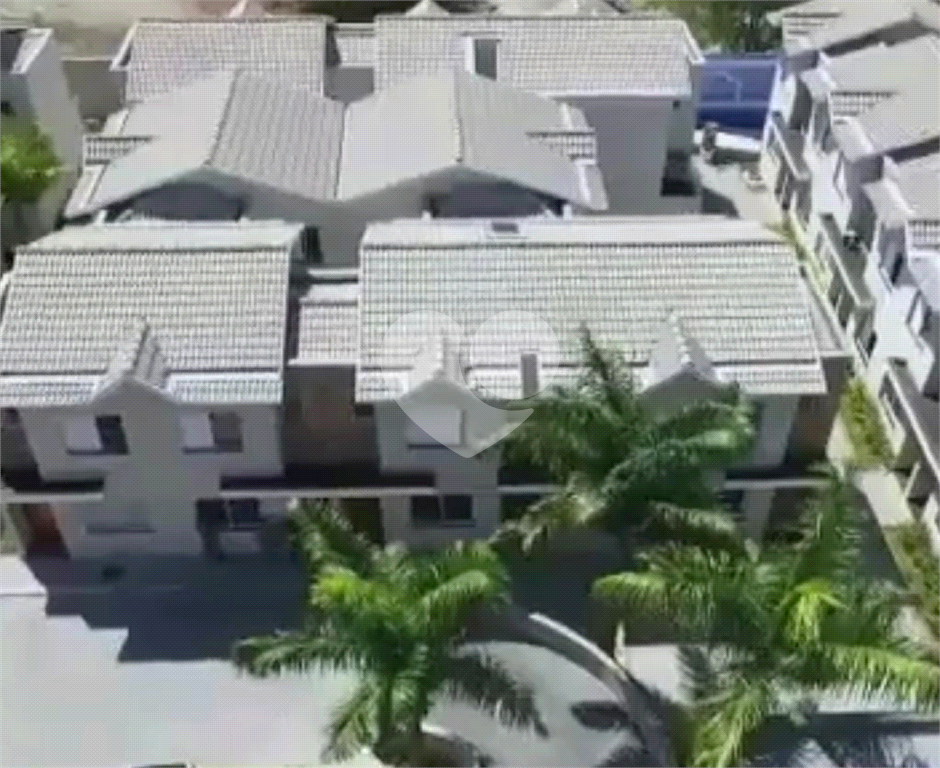 Sobrado a venda em condomínio fechado no Tremembe