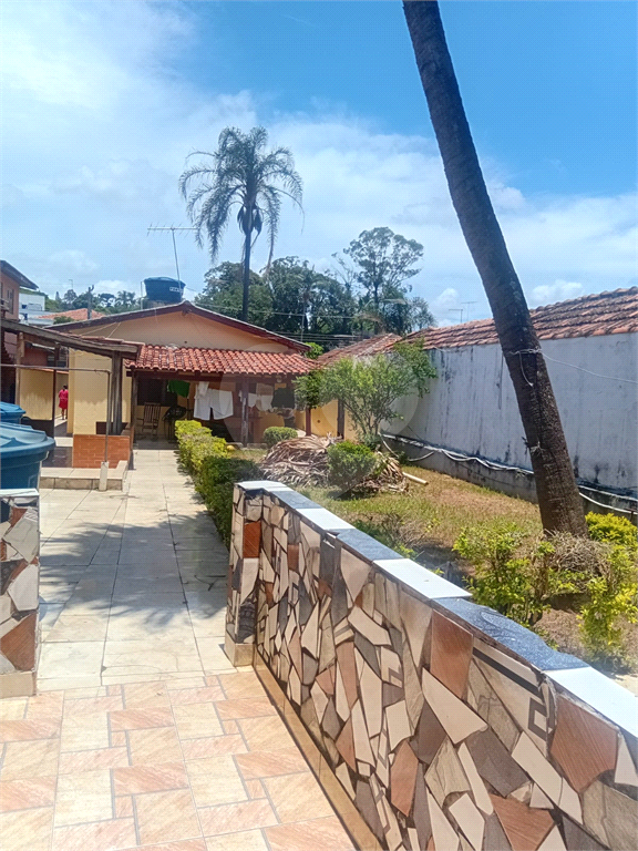 Casa Térrea no Tremembé com 500 metros de terreno  com 3 dormitórios , 3 vagas, e mais 2 casas no fundo independente com 1 dormitório cada.