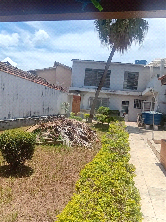 Casa Térrea no Tremembé com 500 metros de terreno  com 3 dormitórios , 3 vagas, e mais 2 casas no fundo independente com 1 dormitório cada.