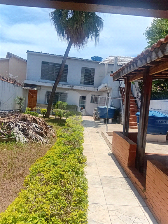 Casa Térrea no Tremembé com 500 metros de terreno  com 3 dormitórios , 3 vagas, e mais 2 casas no fundo independente com 1 dormitório cada.