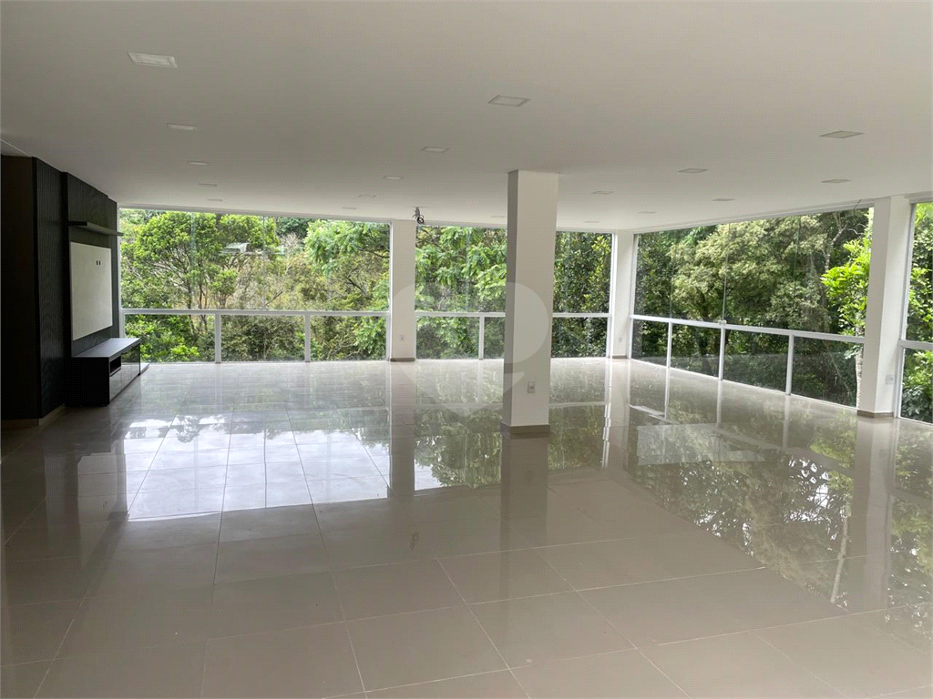 Casa em condomínio com 4 dormitórios e 6 vagas - Zona Norte