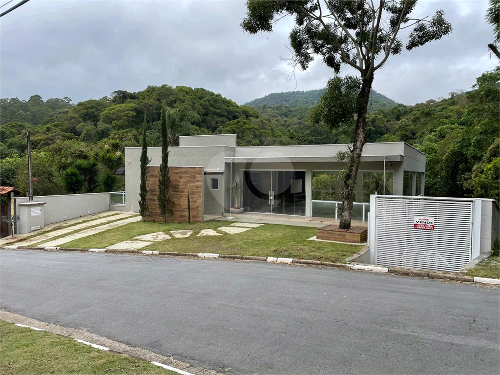 Casa em condomínio com 4 dormitórios e 6 vagas - Zona Norte