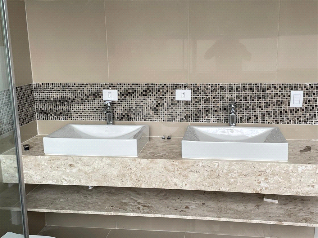 Casa em condomínio com 4 dormitórios e 6 vagas - Zona Norte