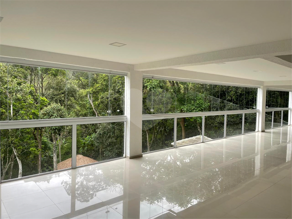 Casa em condomínio com 4 dormitórios e 6 vagas - Zona Norte