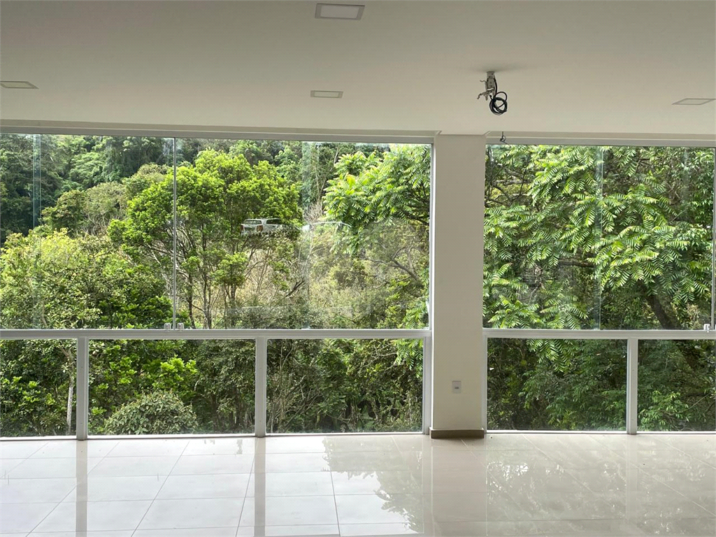 Casa em condomínio com 4 dormitórios e 6 vagas - Zona Norte