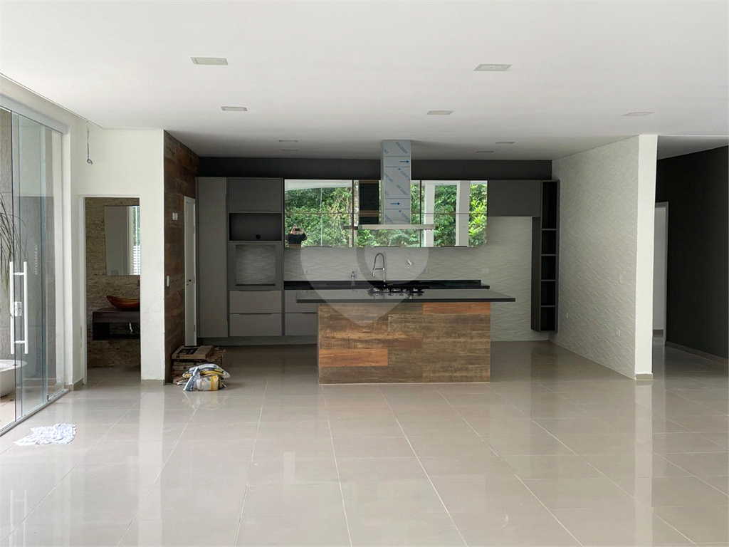 Casa em condomínio com 4 dormitórios e 6 vagas - Zona Norte
