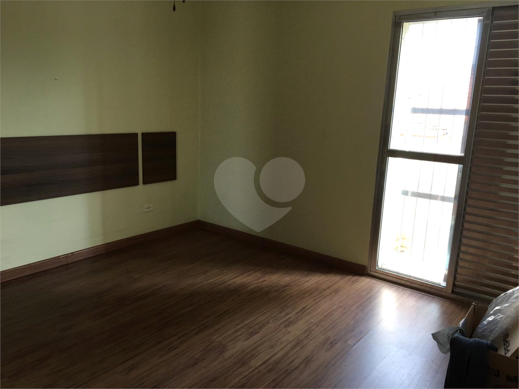 Apartamento de 2 dormitórios no Pari.