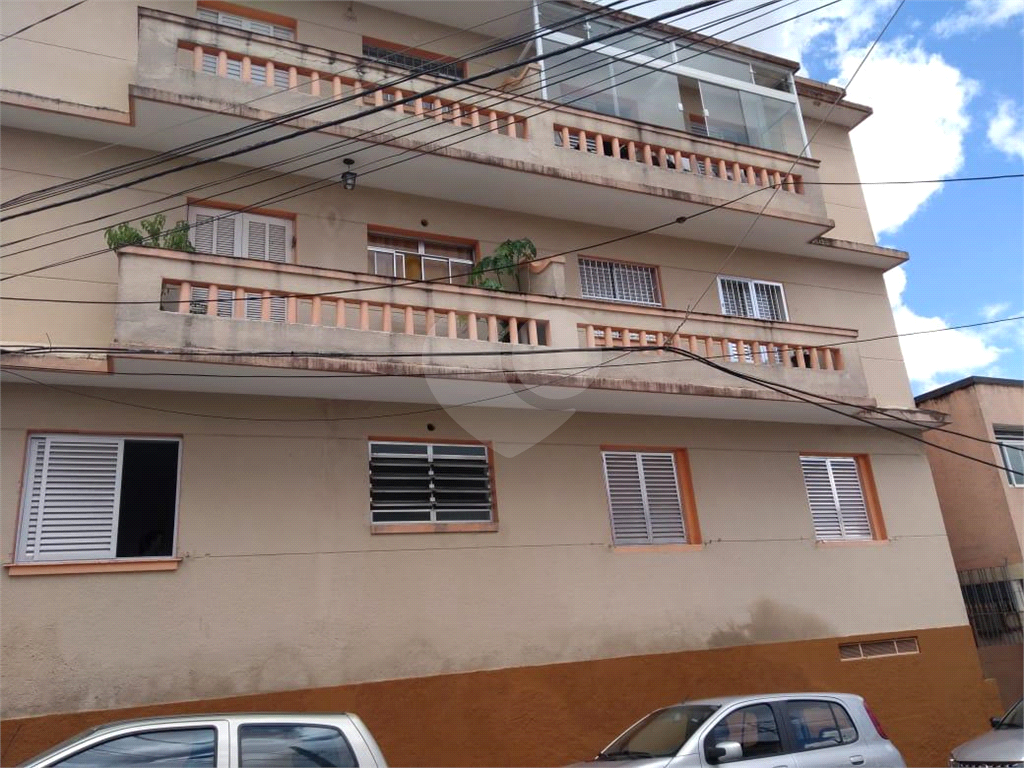 Apartamento de 2 dormitórios no Pari.