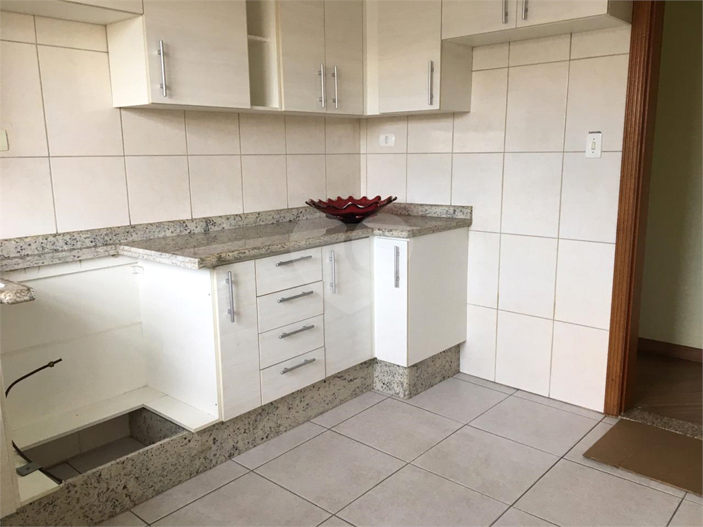 Apartamento de 2 dormitórios no Pari.