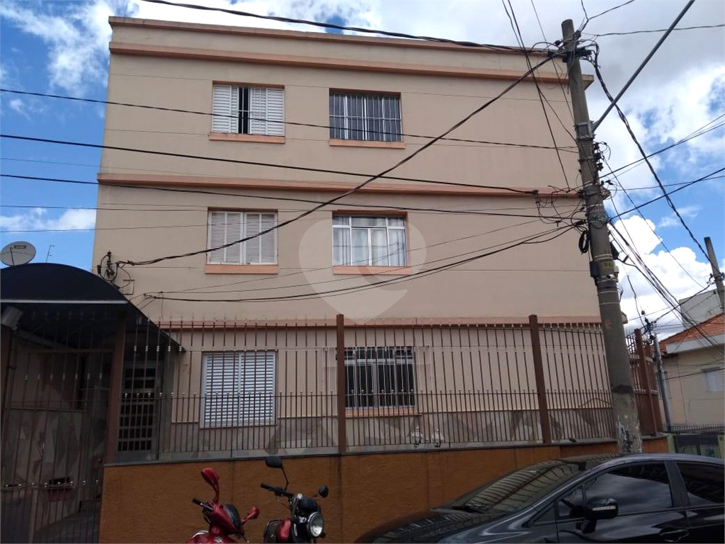 Apartamento de 2 dormitórios no Pari.