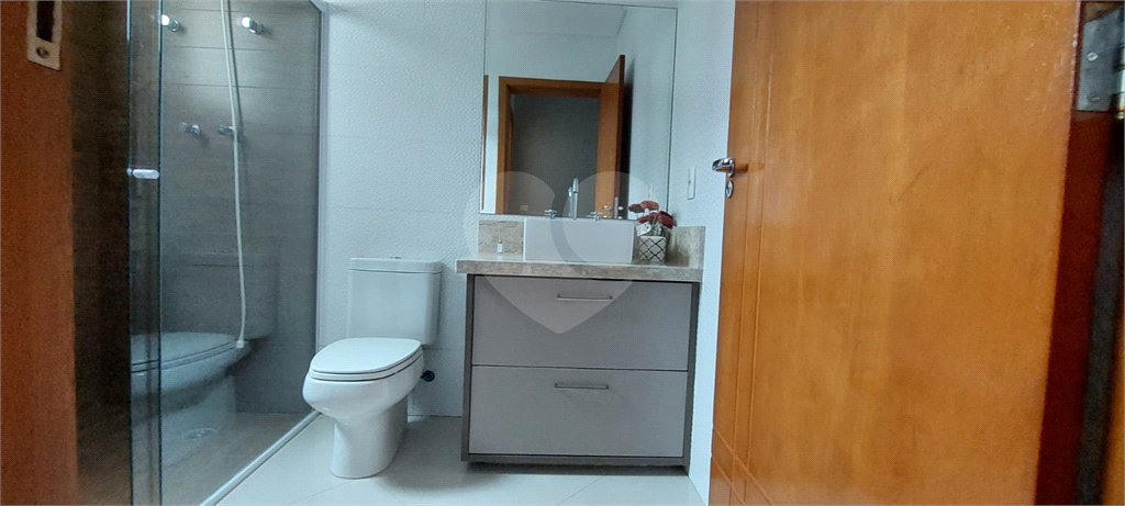 Linda Casa de alto padrão na Serra em condomínio fechado. 