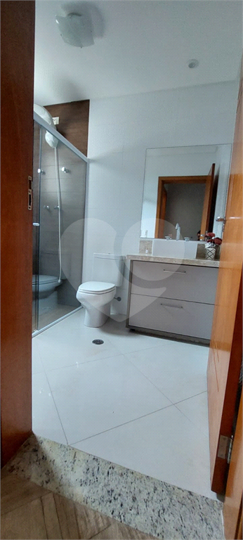 Linda Casa de alto padrão na Serra em condomínio fechado. 