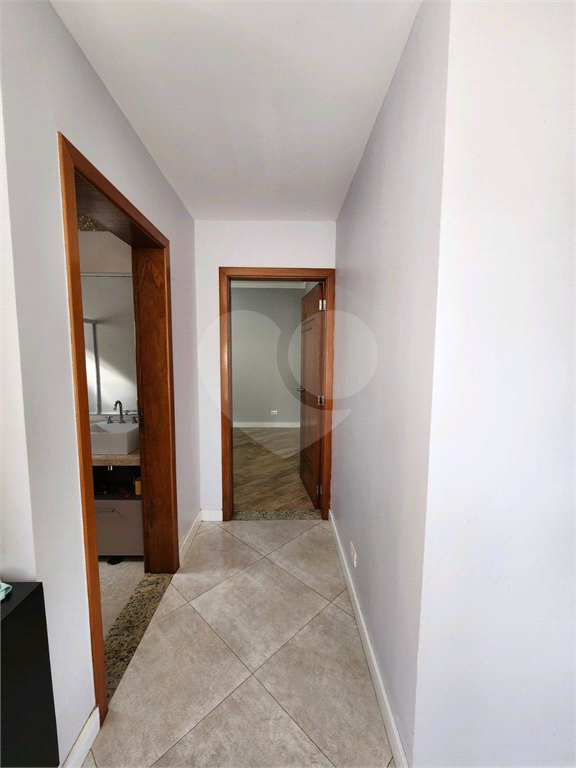 Linda Casa de alto padrão na Serra em condomínio fechado. 