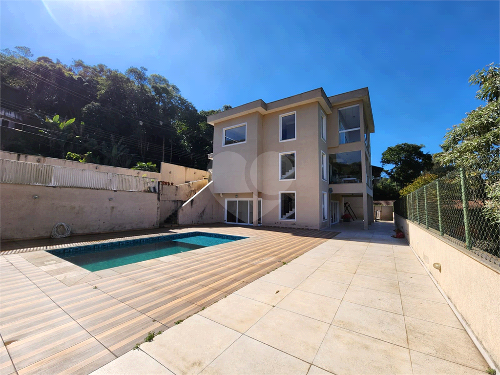 Linda Casa de alto padrão na Serra em condomínio fechado. 