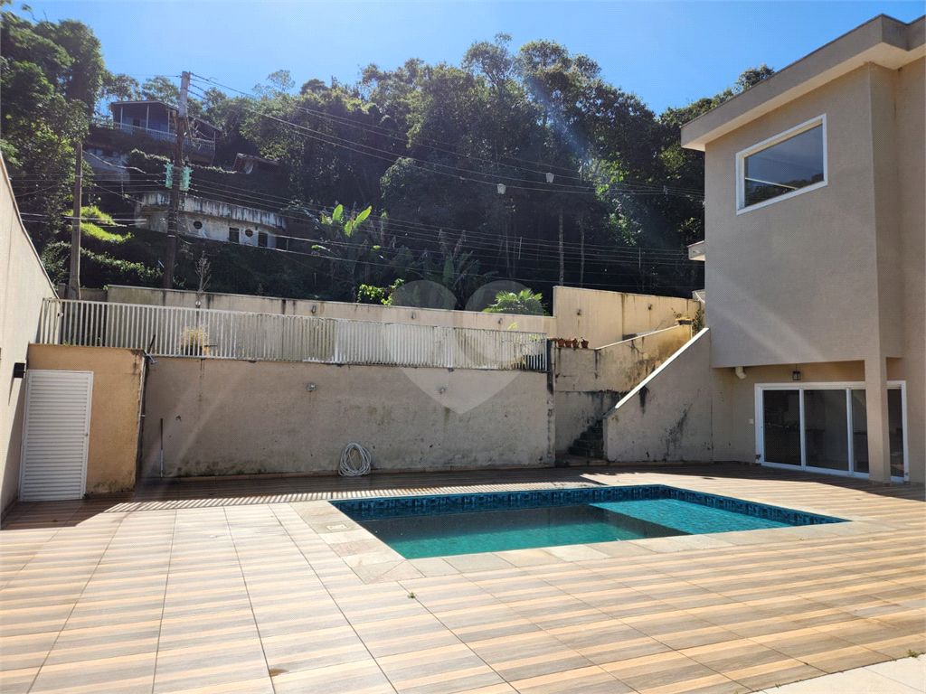 Linda Casa de alto padrão na Serra em condomínio fechado. 