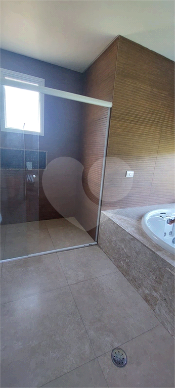 Linda Casa de alto padrão na Serra em condomínio fechado. 