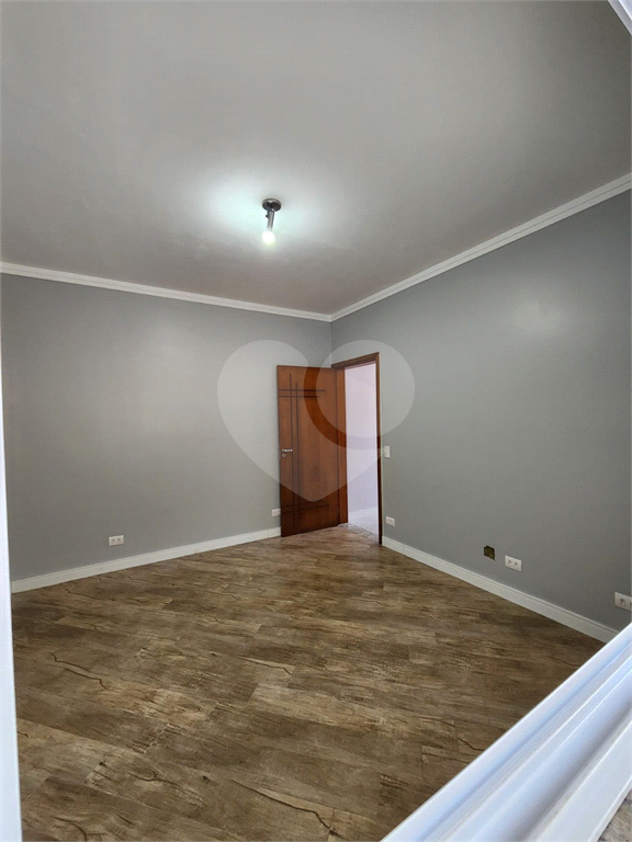 Linda Casa de alto padrão na Serra em condomínio fechado. 