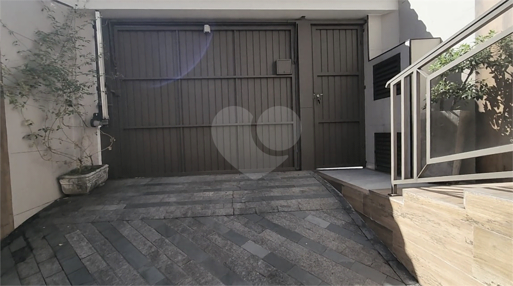 Sobrado com 4 dorms, 1 suíte e 5 vagas a 800 metros do metrô Parada Inglesa!