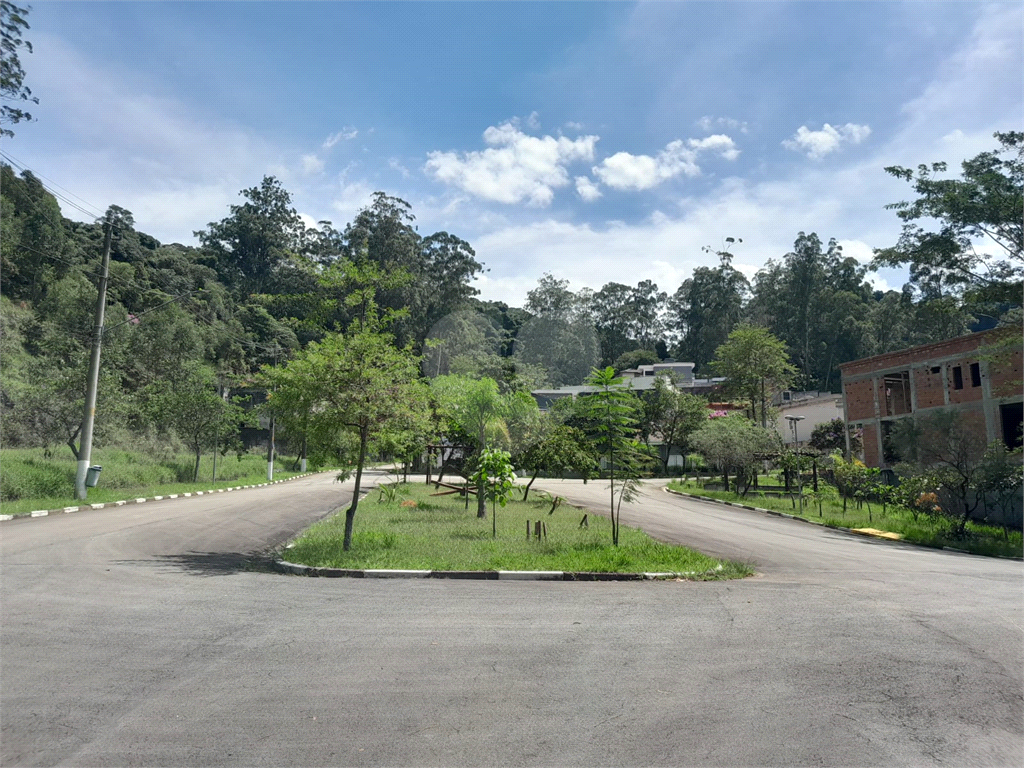 Terreno com 410m2, no Parque Itaguaçu da Cantareira, pouco aclive, árvores parcialmente removidas.