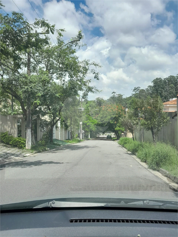 Terreno com 410m2, no Parque Itaguaçu da Cantareira, pouco aclive, árvores parcialmente removidas.