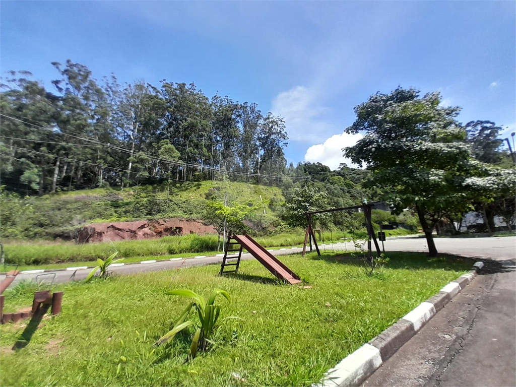 Terreno com 410m2, no Parque Itaguaçu da Cantareira, pouco aclive, árvores parcialmente removidas.