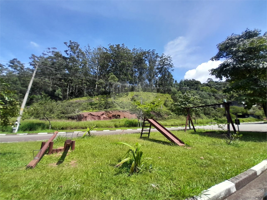 Terreno com 410m2, no Parque Itaguaçu da Cantareira, pouco aclive, árvores parcialmente removidas.