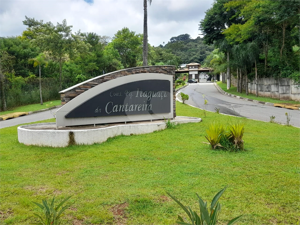 Terreno com 410m2, no Parque Itaguaçu da Cantareira, pouco aclive, árvores parcialmente removidas.