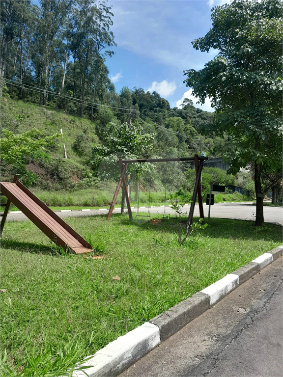 Terreno com 410m2, no Parque Itaguaçu da Cantareira, pouco aclive, árvores parcialmente removidas.