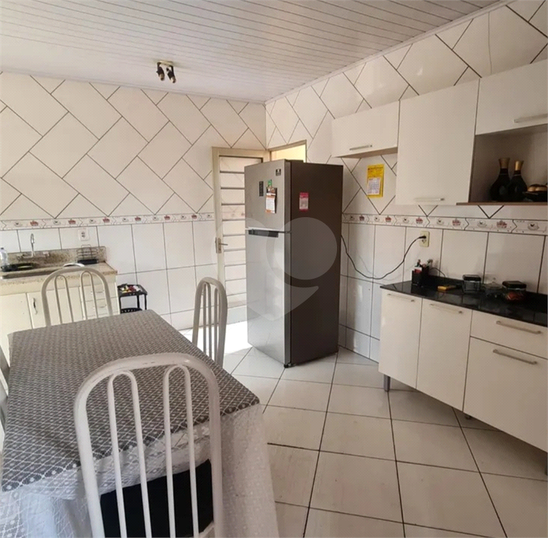 Casa à venda com 4 quartos, 137m² - Foto 1