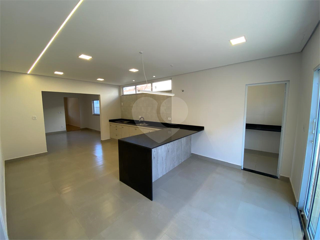 Casa à venda com 3 quartos, 225m² - Foto 1