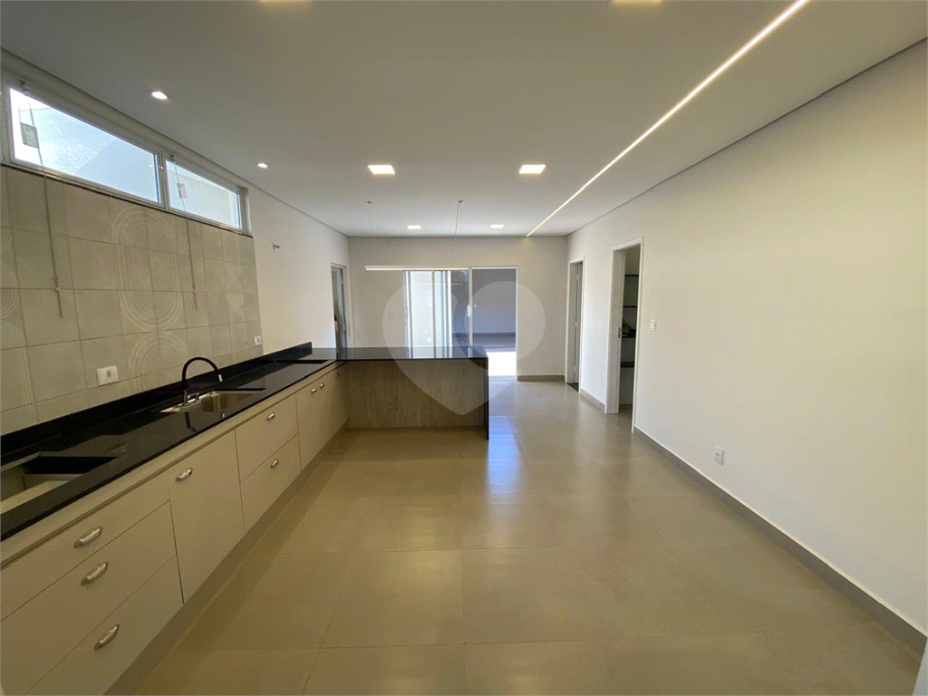 Casa à venda com 3 quartos, 225m² - Foto 2