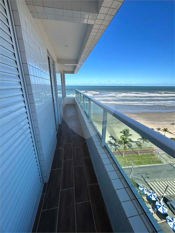 Apartamento na Praia Grande frente praia com Varanda Gourmet