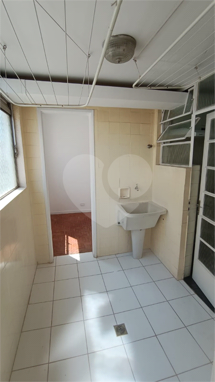 Apartamento de 100m², localizado no bairro Pompéia, com 2 dormitórios, sendo 1 suíte, e ar
