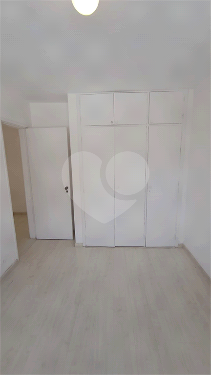 Apartamento de 100m², localizado no bairro Pompéia, com 2 dormitórios, sendo 1 suíte, e ar