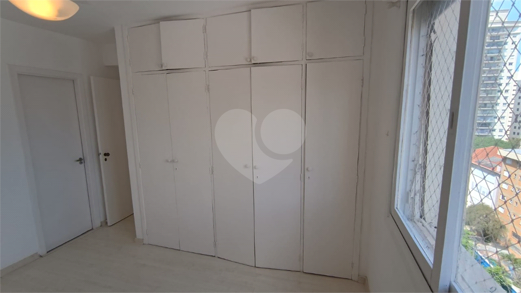 Apartamento de 100m², localizado no bairro Pompéia, com 2 dormitórios, sendo 1 suíte, e ar