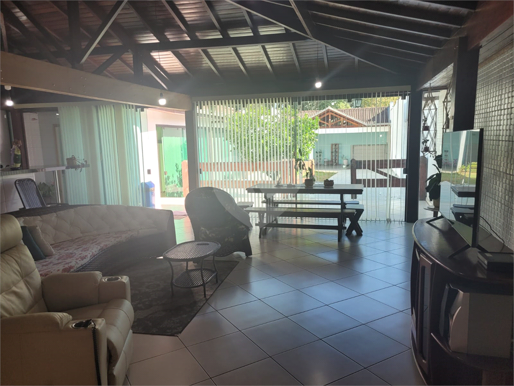 
Ótima Oportunidade: Casa com 2 Dormitórios à Venda em Localização Privilegiada
