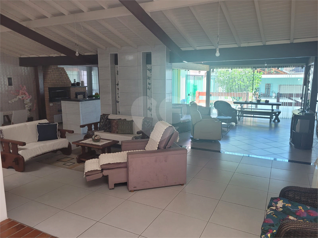 
Ótima Oportunidade: Casa com 2 Dormitórios à Venda em Localização Privilegiada