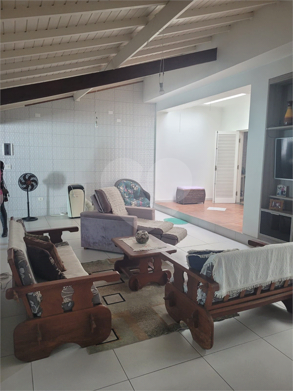 
Ótima Oportunidade: Casa com 2 Dormitórios à Venda em Localização Privilegiada