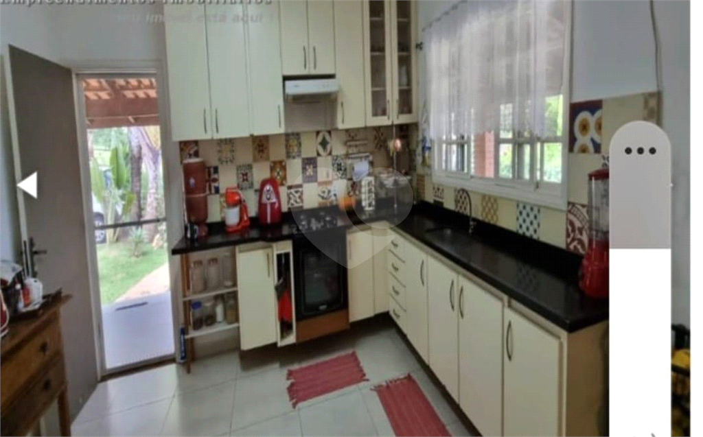Oportunidade!!! Casa térrea em condômino fechado com 3 dormitórios e 4 vagas de garagem 