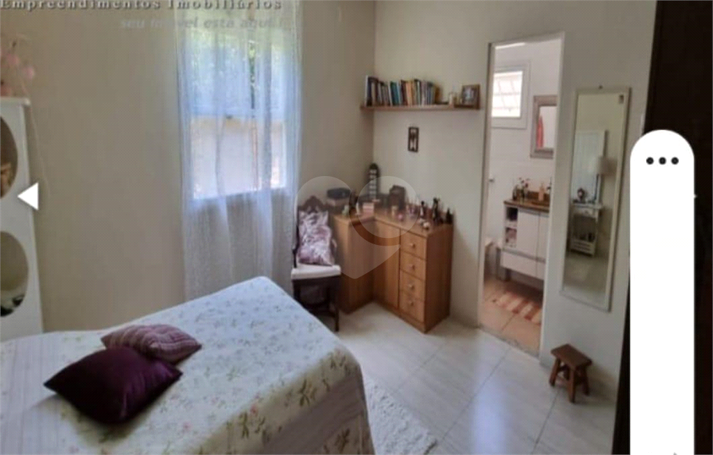 Oportunidade!!! Casa térrea em condômino fechado com 3 dormitórios e 4 vagas de garagem 