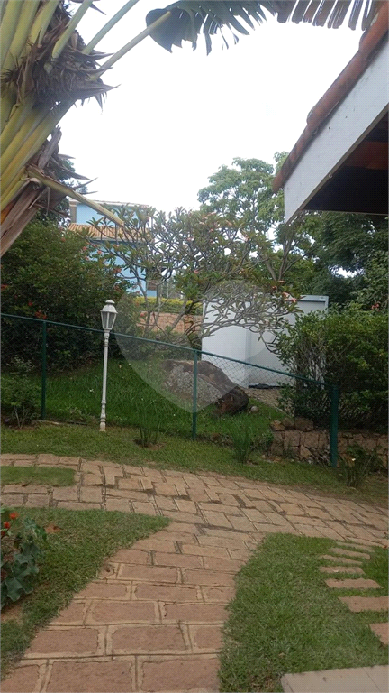 Oportunidade!!! Casa térrea em condômino fechado com 3 dormitórios e 4 vagas de garagem 