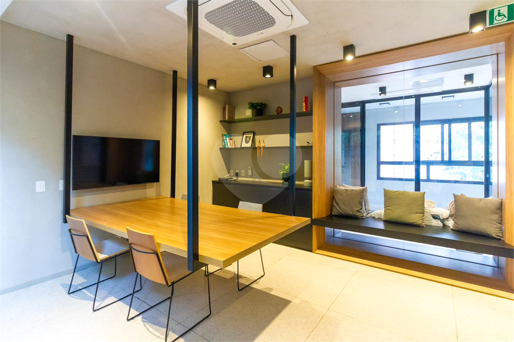 Studio mobiliado de 30m² com armários e eletrodomésticos sala e quatro integrado 1 banheiro Perdizes