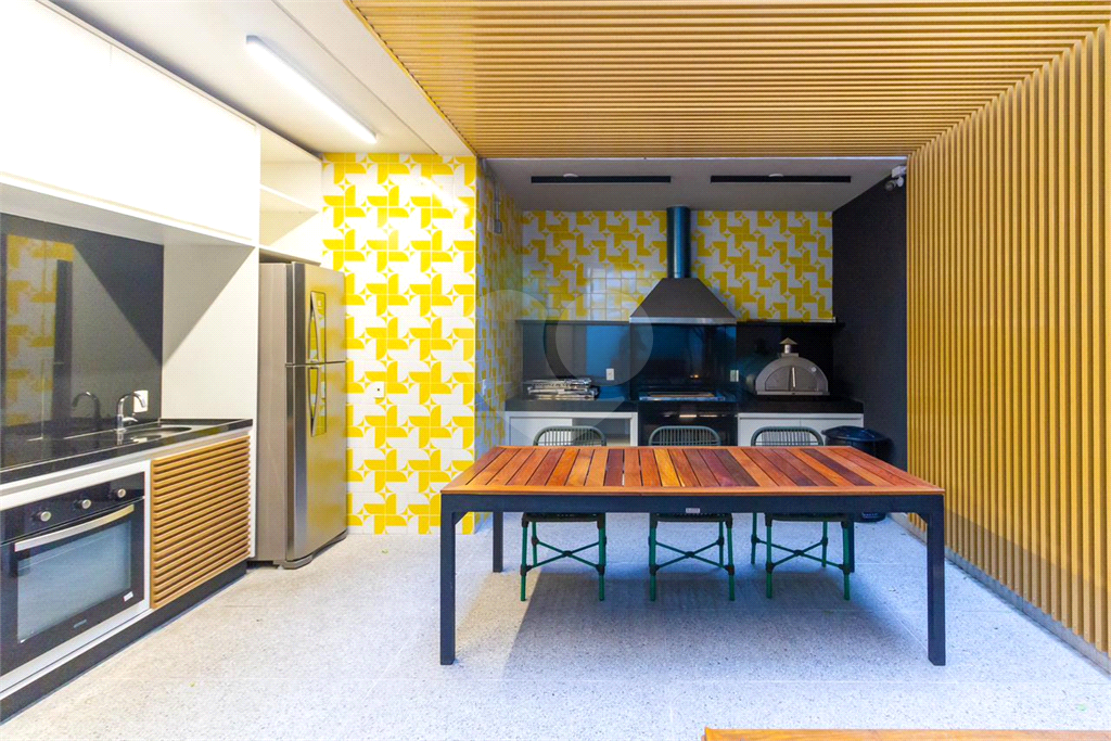 Studio mobiliado de 30m² com armários e eletrodomésticos sala e quatro integrado 1 banheiro Perdizes