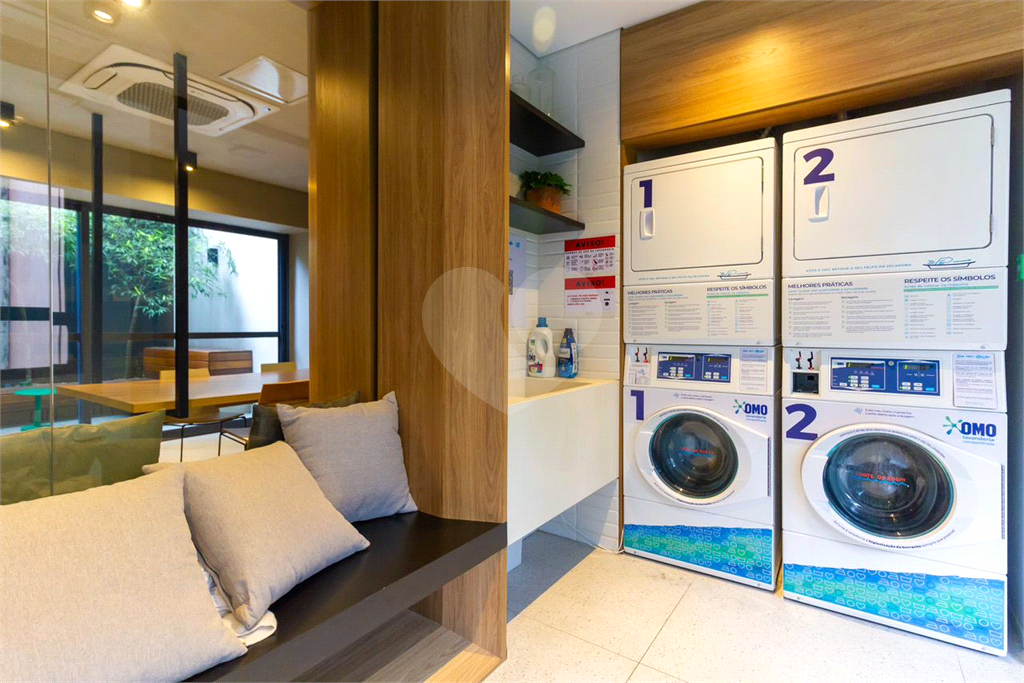 Studio mobiliado de 30m² com armários e eletrodomésticos sala e quatro integrado 1 banheiro Perdizes