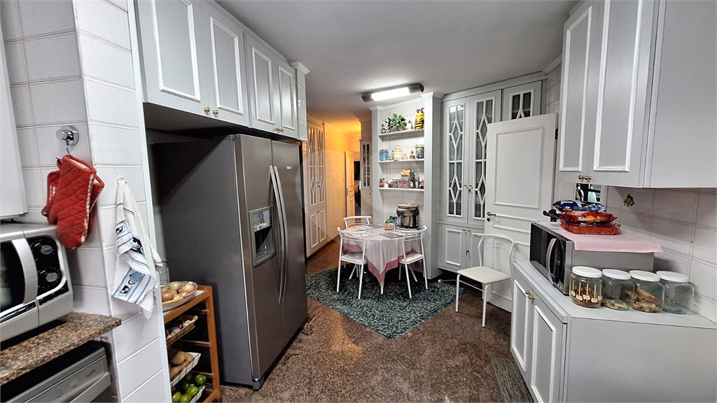 Apartamento em Perdizes 3 suítes, 4 vagas de garagem.
