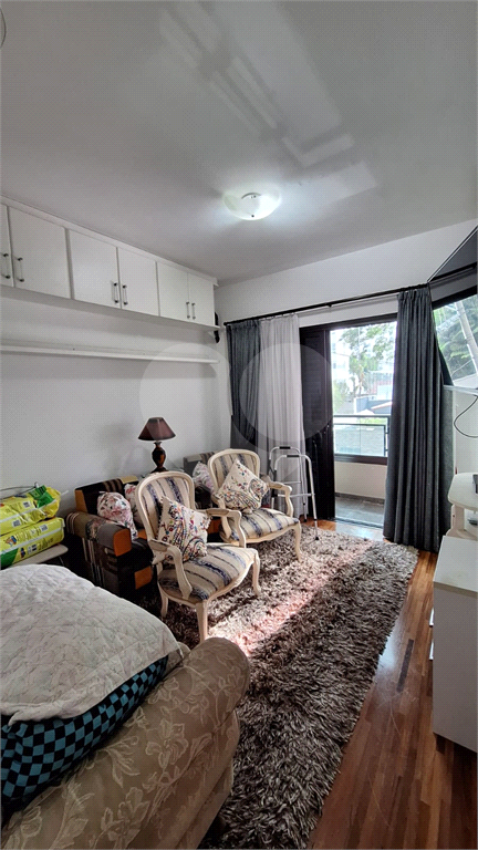 Apartamento em Perdizes 3 suítes, 4 vagas de garagem.